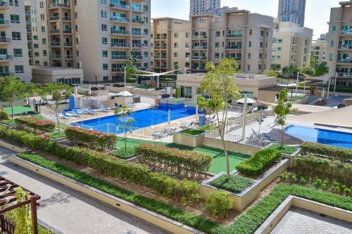 Luxury Escapes - Spacious 1BR with Pool view - Ghozlan 2 The Greens - Tap to explore photos