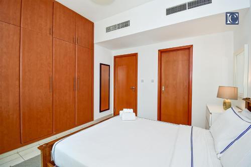 Luxury Escapes - Spacious 1BR with Pool view - Ghozlan 2 The Greens - Tap to explore photos