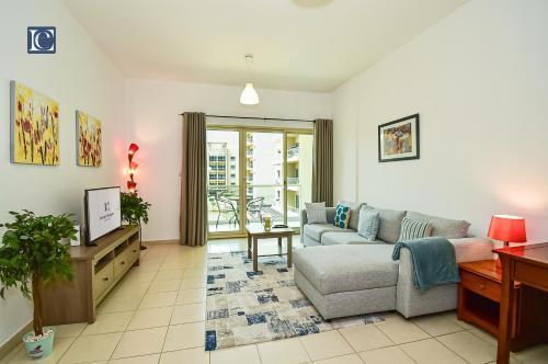 Luxury Escapes - Spacious 1BR with Pool view - Ghozlan 2 The Greens
