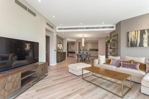 Sophisticated 3 Bed Palm Jumeirah w Beach Access - Tap to explore photos