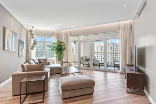 Sophisticated 3 Bed Palm Jumeirah w Beach Access - Tap to explore photos