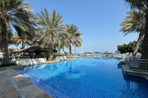 Sophisticated 3 Bed Palm Jumeirah w Beach Access - Tap to explore photos