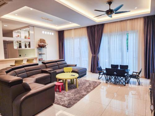 KL -- Groove Retreat with KTV & Pool Table - 4BR4B - 16 pax by Cowidea - Tap to explore photos