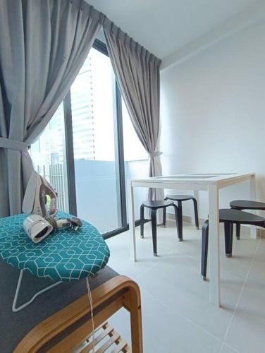 COL 93A 2Queen bed Balcony KLCC View Family Suites - Tap to explore photos
