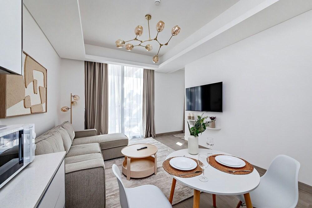 Bright 1BR with balcony in Luma 22