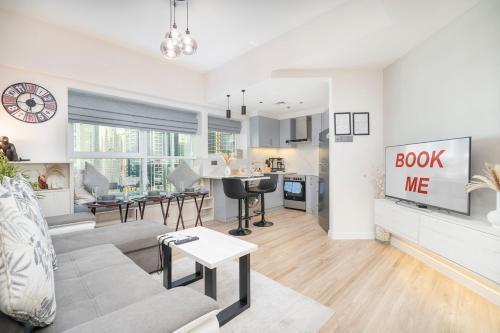 Elegant 2BR Apartment in Prime JBR, Near to Beaches Dining and Fun - Tap to explore photos