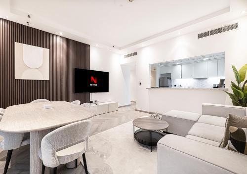 Modern 4BR with Balcony and Scenic Marina Views - Tap to explore photos