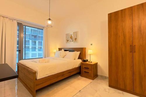 1BR Masdar City - Elegant Stay with Pool & Balcony - Tap to explore photos