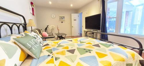 Mainfloor Spacious Cozy Room near Pacific Mall - Tap to explore photos