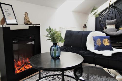Spacious flat & parking possibility, 3 stops to Wenceslav square - Tap to explore photos