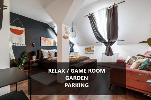 Spacious flat & parking possibility, 3 stops to Wenceslav square Room Type - Three-Bedroom Apartment
