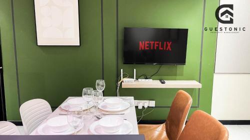 NeuSuite Cozy Studio by GUESTONIC - Tap to explore photos