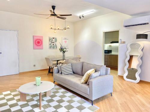 Fahrenheit88 A - Opposite Pavilion KL Bukit Bintang 飞轮海公寓 3BR12Pax 2BR7Pax - Tap to explore photos