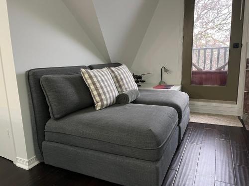 Bright Private Suite in Cabbagetown, Steps to Shops & Downtown Toronto - Tap to explore photos