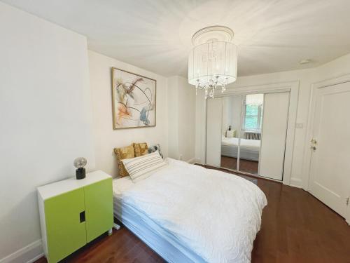 A bright and tidy room in midtown near subway