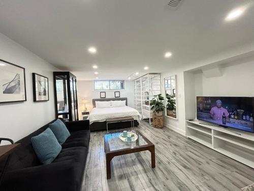 Modern Lux Family Rooms - KingBed - Near Sheppard W Station Toronto - Tap to explore photos