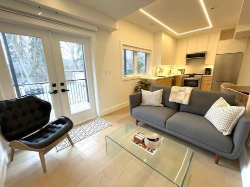 Modern Apartment Close To The Beach with Parking - Tap to explore photos