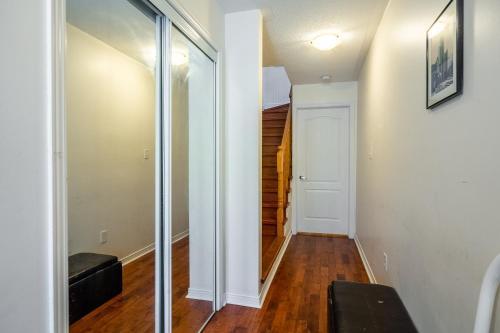 Beautiful Townhouse In Toronto Room Type - Four-Bedroom Apartment Beautiful Townhouse In Toronto Room Type - Four-Bedroom Apartment