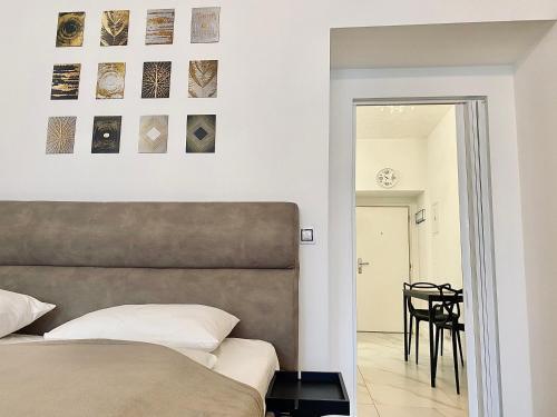 Stylish retreat in a lively area - Tap to explore photos