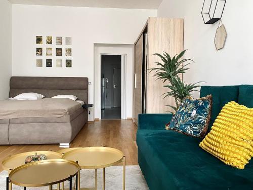 Stylish retreat in a lively area - Tap to explore photos