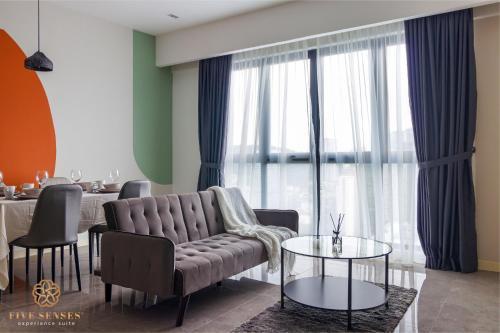 The Ooak Suites Kiara 163, Roam - Tap to explore photos