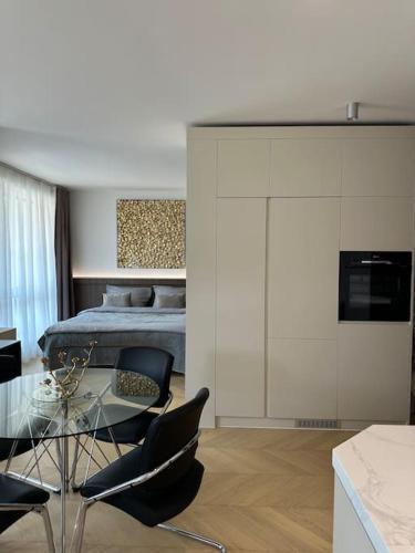 Luxe apartment near the airport - Tap to explore photos