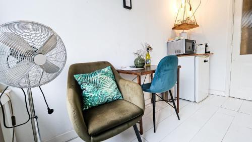 Stylish studio with Canal View - Tap to explore photos