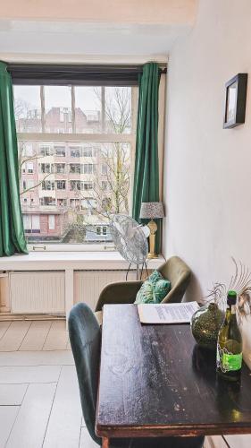 Stylish studio with Canal View - Tap to explore photos