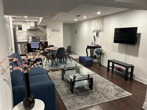Beautiful Lower level 2 bedroom aprt - Tap to explore photos