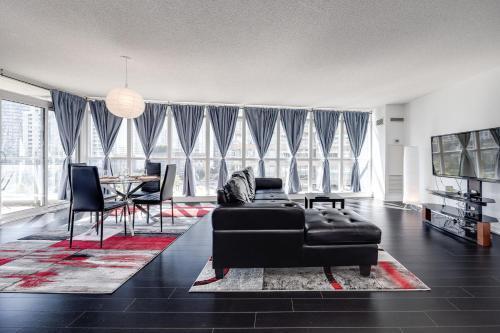 3BDRM Lake View Condo in Toronto - Tap to explore photos
