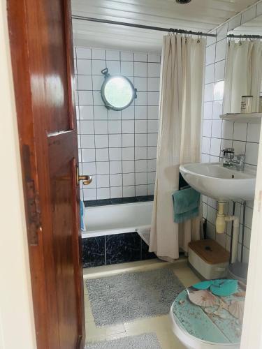 The Island Houseboat Room Type - Two-Bedroom Apartment with Lake View The Island Houseboat Room Type - Two-Bedroom Apartment with Lake View