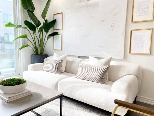 Modern and Bright Luxury Home Centrally Located in Toronto’s GTA - Tap to explore photos