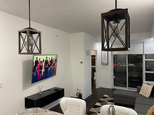 Luxury Condo with city skyline views - Mins to YYZ - Tap to explore photos