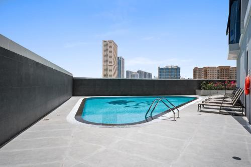 Bright Studio In Vibrant Dubailand District - Tap to explore photos