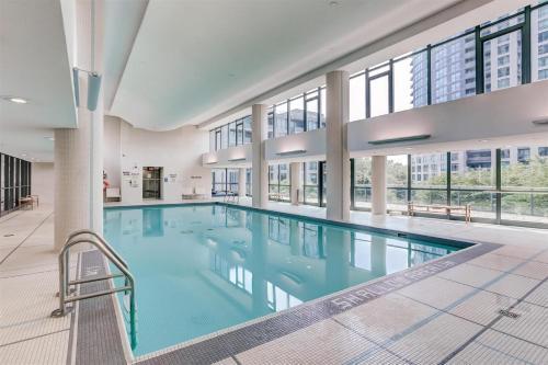 Skyline & Lake Views - Luxury Downtown Suite - Pool - GYM - Hot Tub - Tap to explore photos