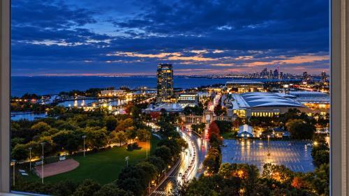 Skyline & Lake Views - Luxury Downtown Suite - Pool - GYM - Hot Tub