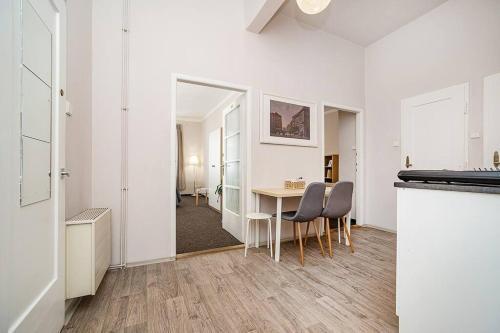 Fresh flat by tram Zizkov sleeps 6 - Tap to explore photos