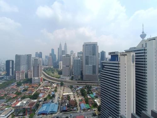 COL 23aB Cozy KLCC View & Infinity Pool Studio - Tap to explore photos