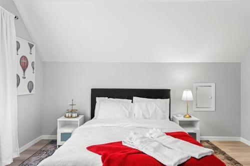 Private Cozy Room with Free Parking - Tap to explore photos