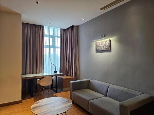 Deluxe Family, Dua Sentral