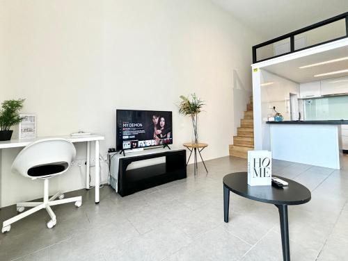 Lynhomes 19 The Establishment Bangsar KL City Sentral Modern Studio Loft - Tap to explore photos