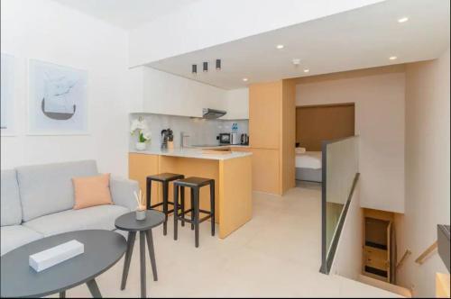 AWS Holiday Homes - Tranquil Stay at the Palm - Tap to explore photos