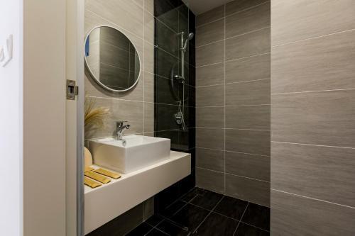 Cosy Ins 2R2B Trion KL (1-6PAX) - Tap to explore photos