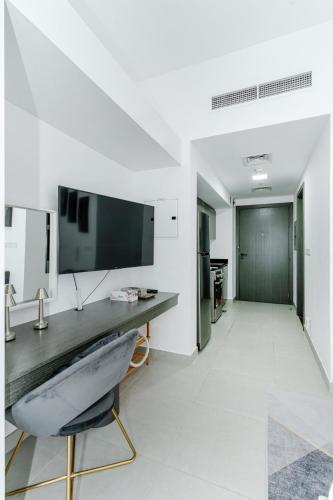 Bright Studio with Balcony and Gym - Tap to explore photos