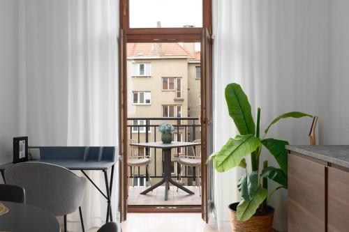 Tichý apartmán v centru města u metra s balkónem a parkováním - Tap to explore photos