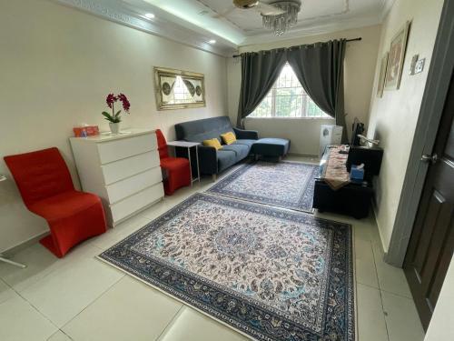 Indah Putri Homestay - Tap to explore photos