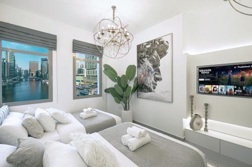 A Marina Luxe Retreat - Tap to explore photos
