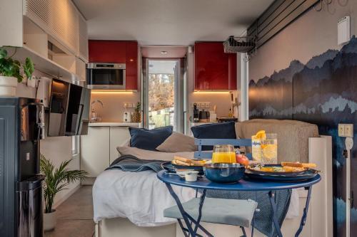 Romantic houseboat in Prague with paddle boat - Tap to explore photos