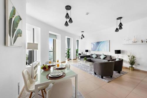 Skyline Views 2BR Near Burj Khalifa & Dubai Mall with Pool Access - Tap to explore photos