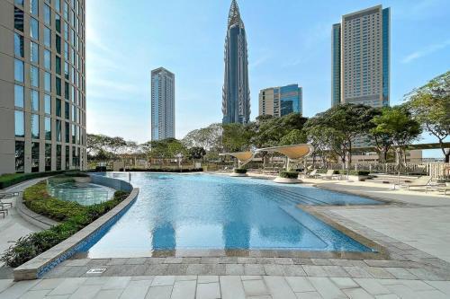 Skyline Views 2BR Near Burj Khalifa & Dubai Mall with Pool Access - Tap to explore photos